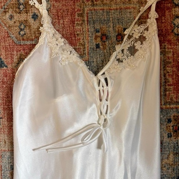 Chic Ivory Lace Chemise - Picture 2 of 4